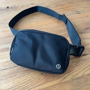 Lululemon belt bag black
